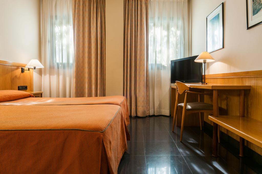 Hotel Ruta De Europa Витория-Гастейс Екстериор снимка